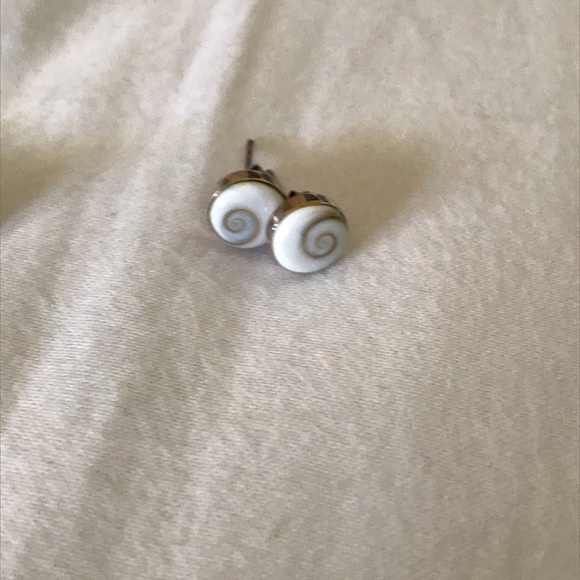 Handmade shell stud earrings - Picture 2 of 3